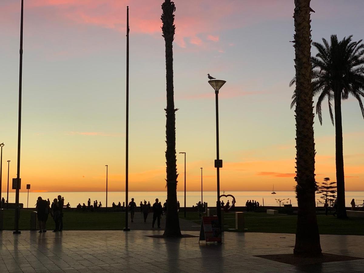 Beachside Luxury Apartments One & Two Bedroom In Beachfront Oaks Pier Building Glenelg Eksteriør billede
