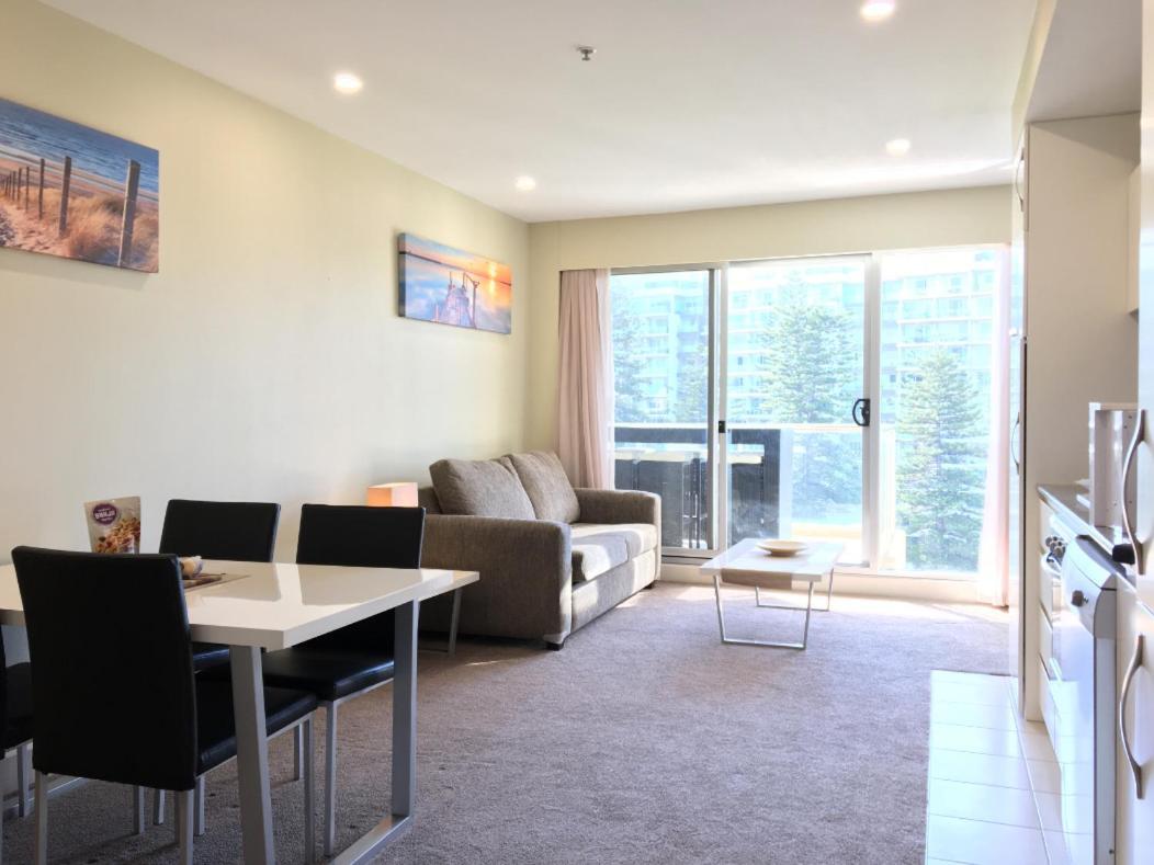 Beachside Luxury Apartments One & Two Bedroom In Beachfront Oaks Pier Building Glenelg Eksteriør billede