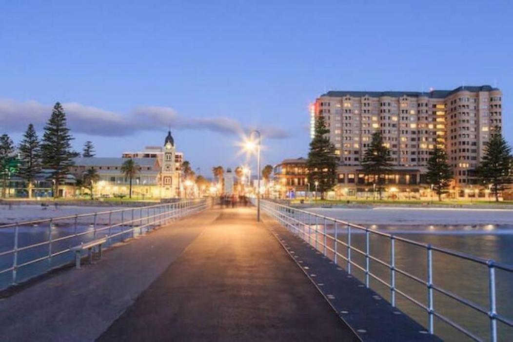 Beachside Luxury Apartments One & Two Bedroom In Beachfront Oaks Pier Building Glenelg Eksteriør billede
