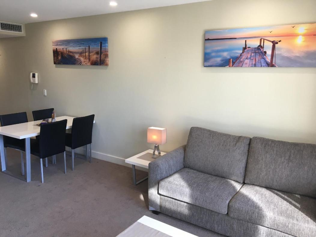 Beachside Luxury Apartments One & Two Bedroom In Beachfront Oaks Pier Building Glenelg Eksteriør billede