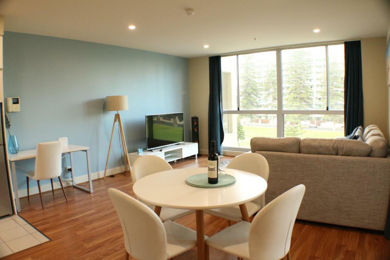 Beachside Luxury Apartments One & Two Bedroom In Beachfront Oaks Pier Building Glenelg Eksteriør billede